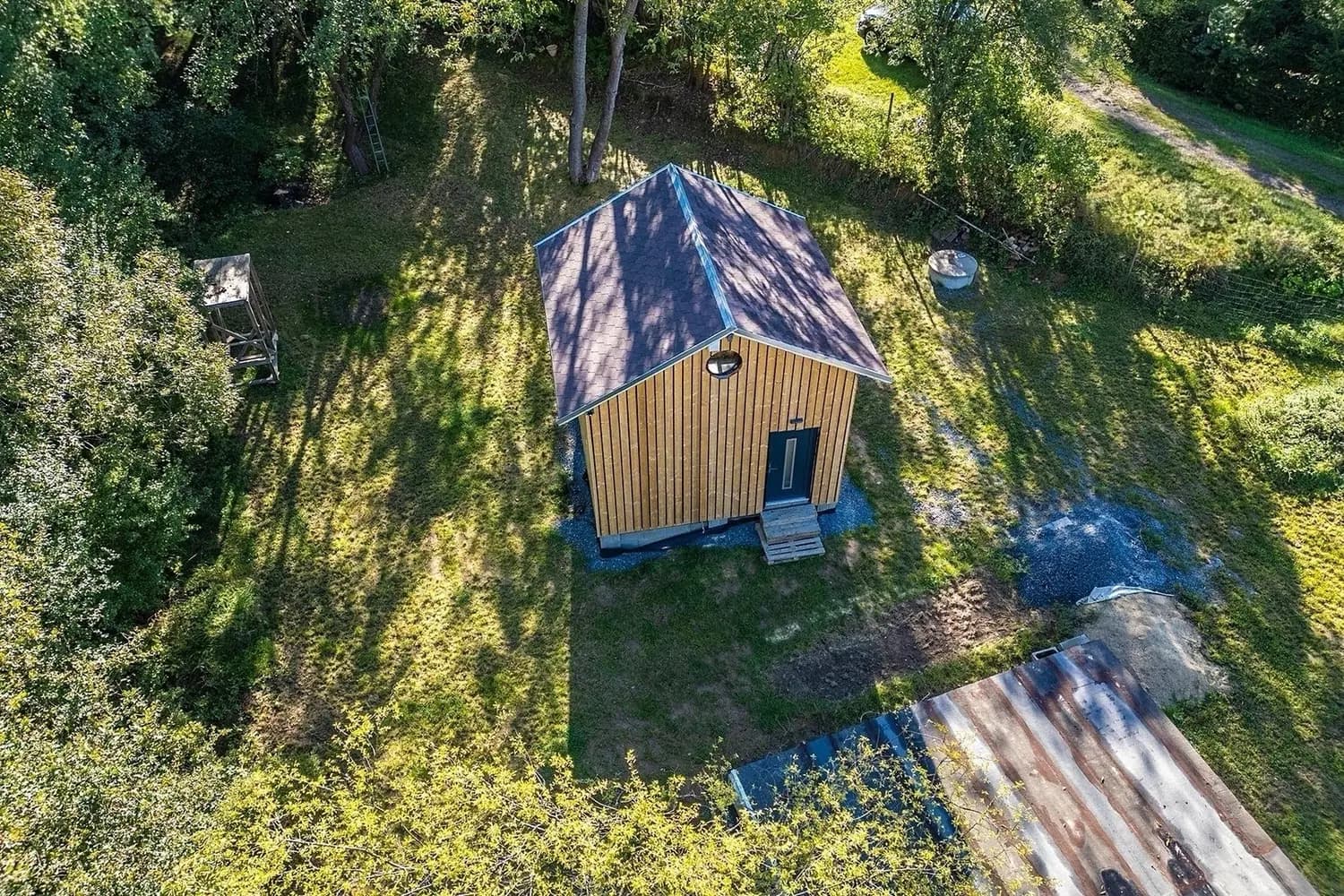 Dřevěný dům a zahrada z ptačí perspektivy