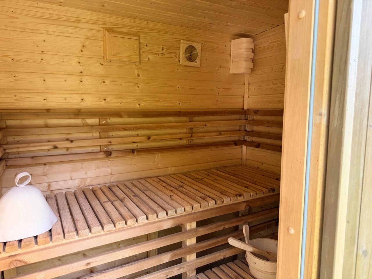 Dřevěné lavice s opěrkami, saunovou čepicí a vědrem